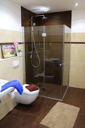 Shower, hair dryer, towels - Ochsenmarktskamp 2O mit Garten, Kostenlosem Parkplatz vor der Tür, Zentral (Itzehoe)