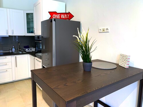 Garage 1 Zimmer Apartment mit kostenlosem Parkplatz, zentral