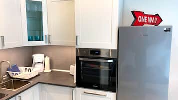 Kühlschrank, Ofen, Herdplatte, Wasserkocher mit Kaffee-/Teezubehör