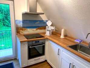 Réfrigérateur, four, plaque de cuisson, cafetière/bouilloire