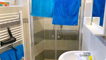 Suihku, hiustenkuivaaja, pyyhkeet