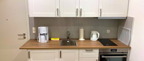 Fridge, oven, stovetop, coffee/tea maker