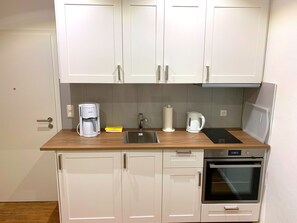 Réfrigérateur, four, plaque de cuisson, cafetière/bouilloire