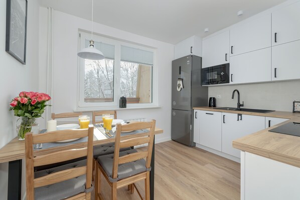 Apartamento, 1 quarto, sacada | Cozinha privada | Micro-ondas, lava-louças, cafeteira/chaleira