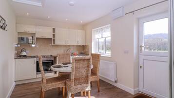 Cottage | Private kitchen | Fridge, dishwasher, electric kettle, toaster