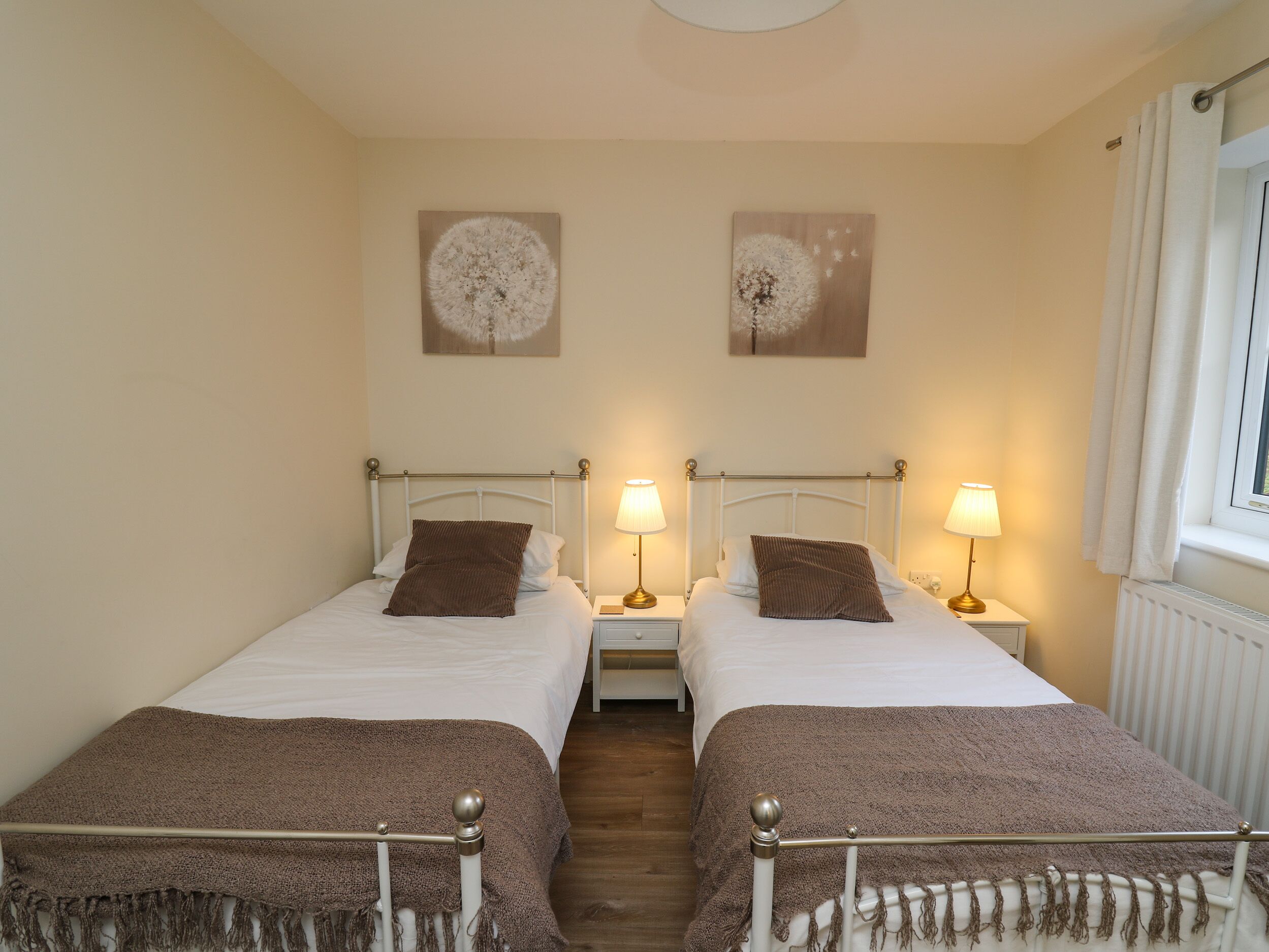 2 عدّة غرف نوم وبديكورات فريدة لكل غرفة وطراز فريد لكل وحدة