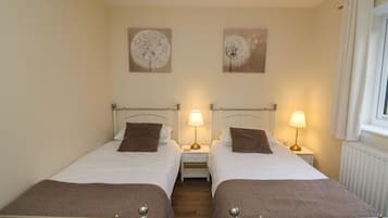 2 dormitorios, decoración individual, mobiliario individual