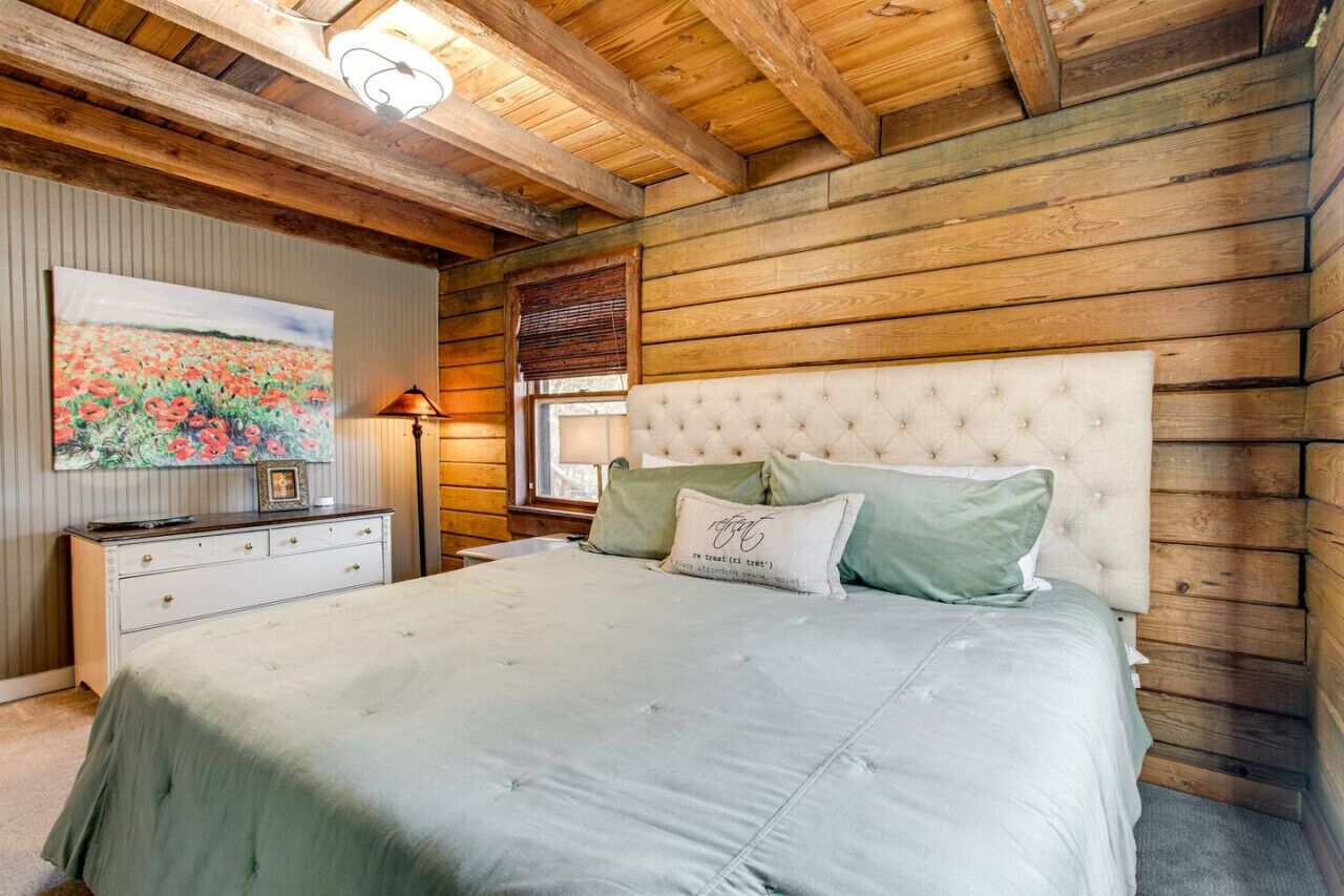 4 bedrooms, desk, iron/ironing board, travel crib