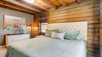 4 bedrooms, desk, iron/ironing board, travel crib