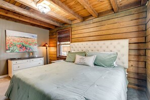 4 bedrooms, desk, iron/ironing board, travel crib