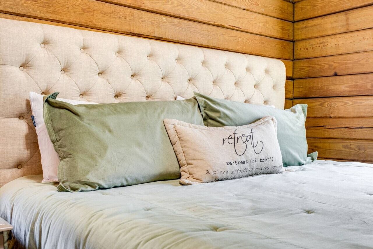 4 habitaciones, escritorio y tabla de planchar con plancha 