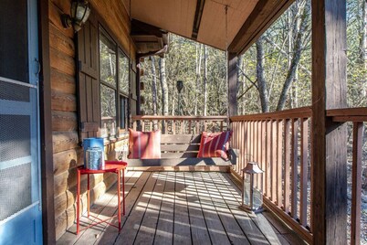 Cabin Near Franklin w/ Fire Pit & Picnic Area