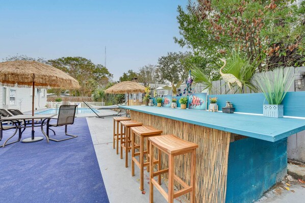 Outdoor dining - Fort Walton Beach Studio: Shared Pool & Beach Bar! (Fort Walton Beach)