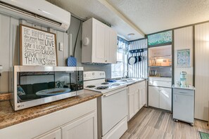 Microwave, oven, stovetop, cookware/dishes/utensils - Fort Walton Beach Studio: Shared Pool & Beach Bar! (Fort Walton Beach)