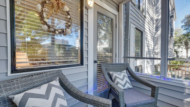A porch with wicker chairs and a decorative wreath. - Arcadian Dunes 1st-floor Gem: Pool & Beach Access! (Myrtle Beach)