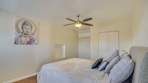 Unclassified image, 4 of 24, button - Sunlit Albuquerque Retreat: 3 Mi to Old Town! (Albuquerque)