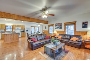 Interior - Hiawassee Vacation Rental w/ Grill ~ 9 Mi to Lake! (Hiawassee)