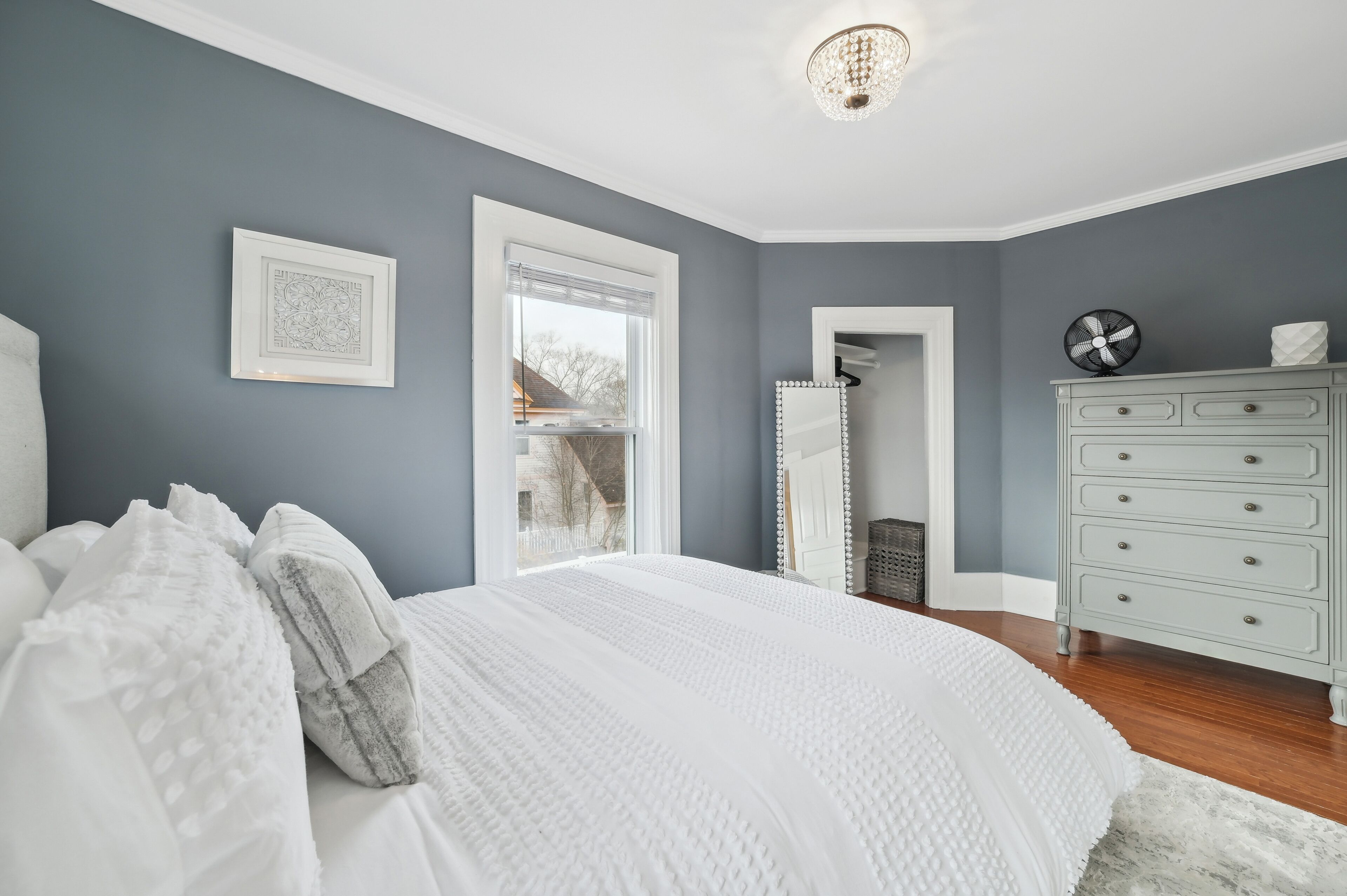 4 bedrooms, iron/ironing board, bed sheets