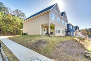 Apartment (3 Bedrooms) | Interior - Atlanta Home w/ Patio, 8 Mi to Downtown + Aquarium (Atlanta)