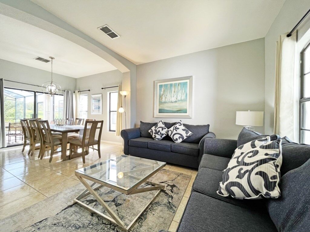 House, 5 Bedrooms | Living area