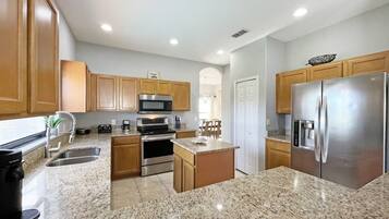 House, 5 Bedrooms | Private kitchen