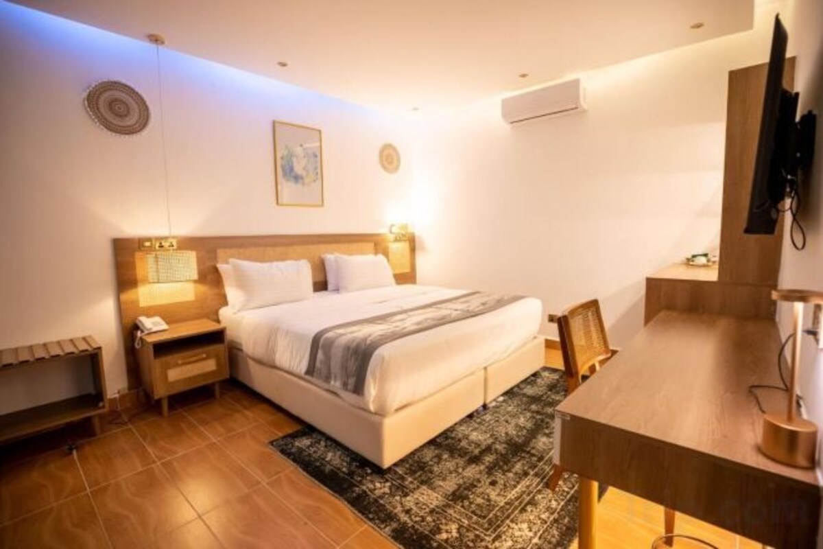 Ropa de cama hipoalergénica, minibar, caja fuerte y escritorio