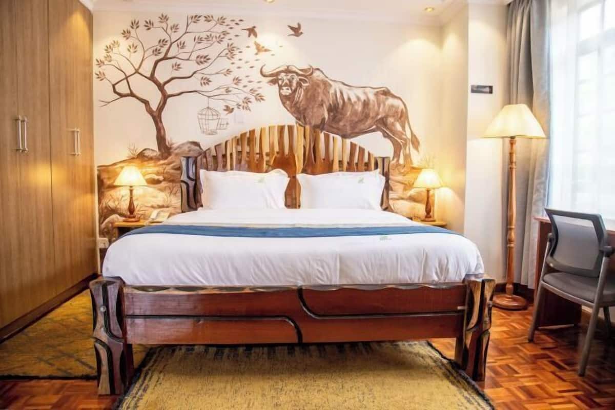 Hypo-allergenic bedding, minibar, in-room safe, desk