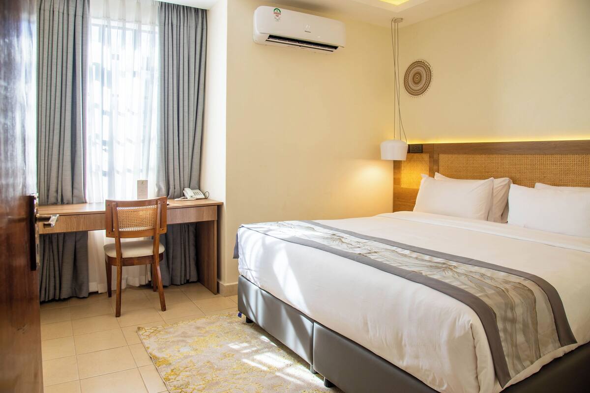 Junior Suite | Hypo-allergenic bedding, minibar, in-room safe, desk