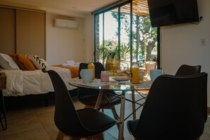 1 phòng ngủ, trang bị nội thất với thiết kế riêng biệt 