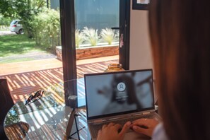 Flat-screen TV - Lodwine Lodges (Chacras de Coria)