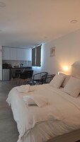 1 dormitorio, mobiliario individual, cortinas opacas