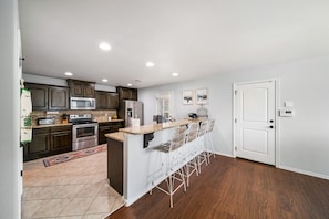 Fridge, microwave, oven, stovetop - 4bdrm (6 beds) 3 ba home 1 block from Tulsa University (Tulsa)