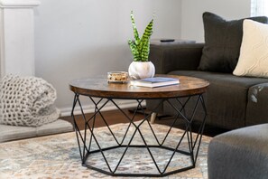 Smart TV, fireplace - 4bdrm (6 beds) 3 ba home 1 block from Tulsa University (Tulsa)