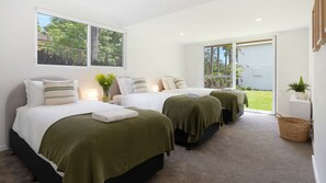 4 bedrooms, iron/ironing board, travel cot, WiFi - Coastal Escape – waterfront reserve on Jervis Bay (Vincentia)