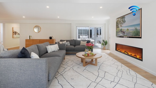 Smart TV, fireplace
