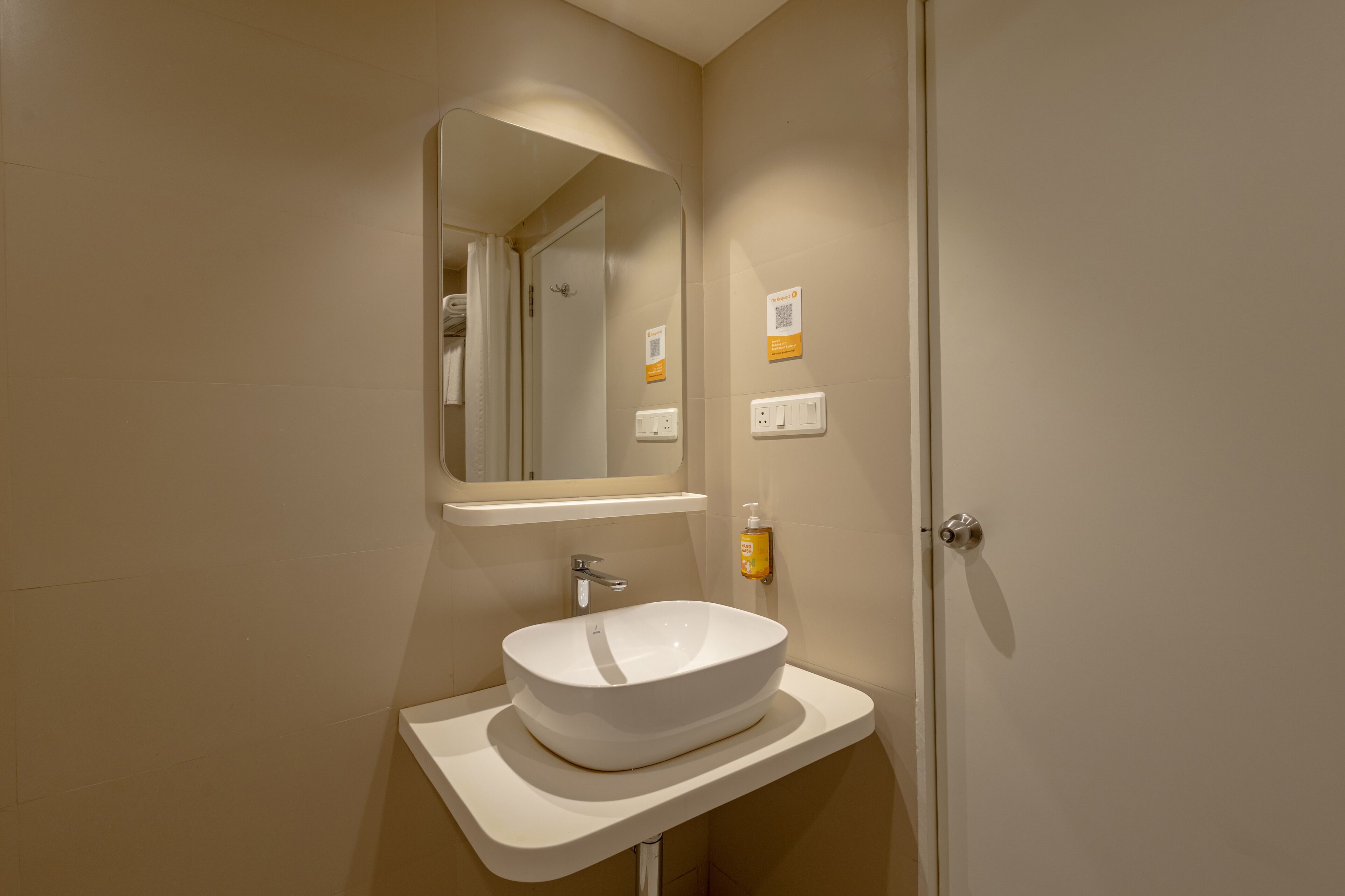 Ein Badezimmer mit Waschbecken, Spiegel und Handtuchhalter.