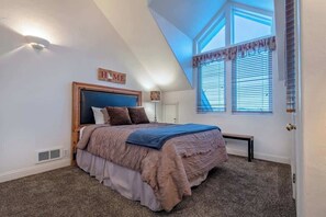 3 soverom, strykejern/-brett, reiseseng for barn og wi-fi (inkludert)