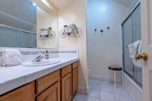 Dusj, hårføner, håndklær og såpe