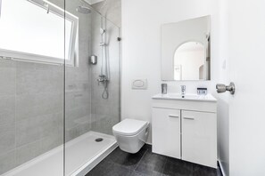 City-Penthouse | Badezimmer | Haartrockner, Handtücher, Toilettenpapier