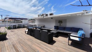 A rooftop terrace with outdoor seating, a pergola, and a view of the cityscape. - Lisbon Terrace Suites for Large Groups (Lisbon)