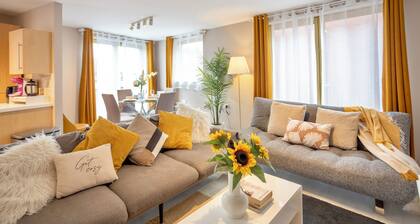 2BR Stylish Apt with Free Parking & nearby Subway