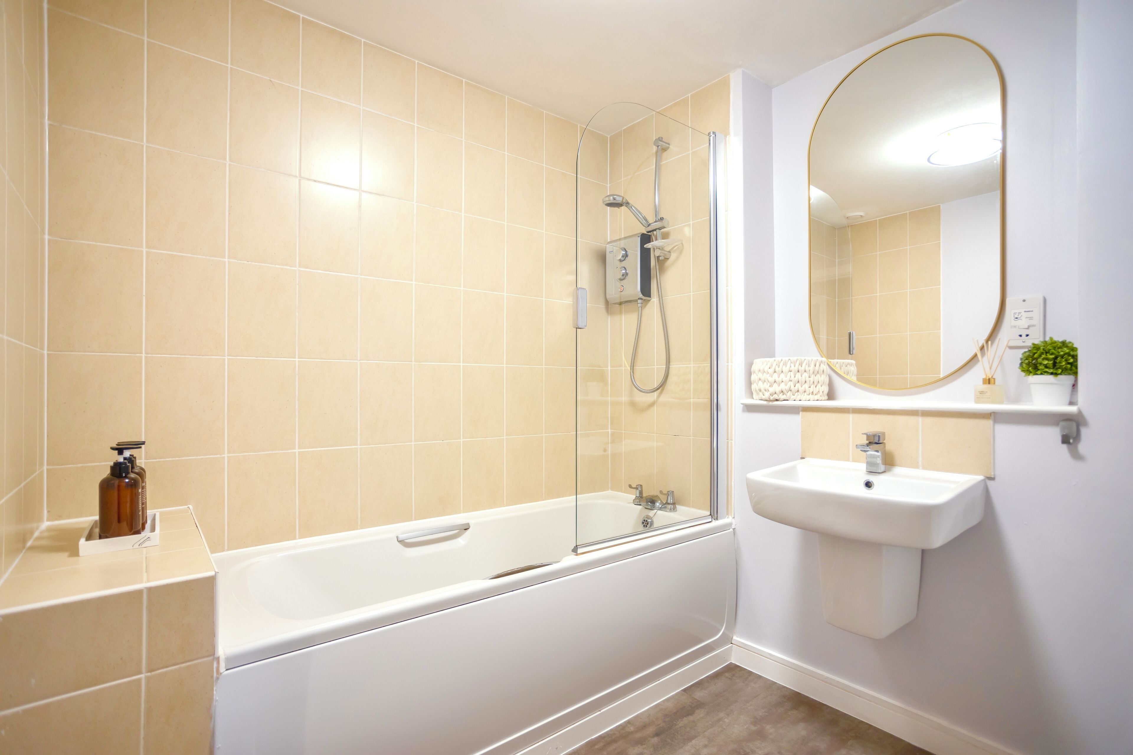 Une salle de bain moderne avec une baignoire, un lavabo et un miroir.