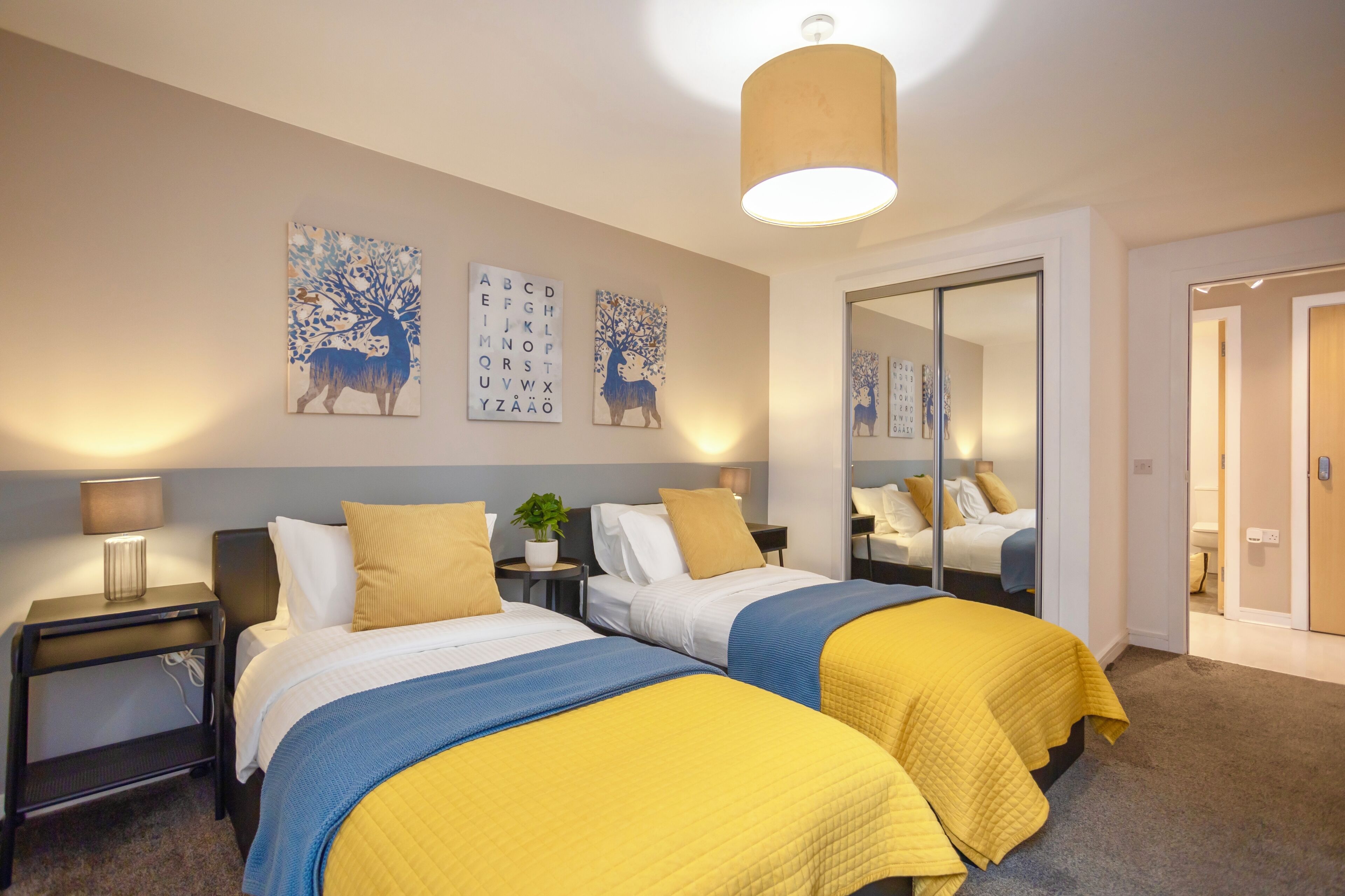 2 slaapkamers, een strijkplank/strijkijzer, reisbedje, gratis wifi