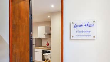 Frigorífico, horno, placa de cocina y cafetera o tetera