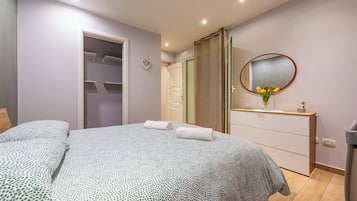 Family Apartment, Multiple Bedrooms (Levante Home in the centre of Bari) | 1 bedroom, iron/ironing board, free WiFi, bed sheets