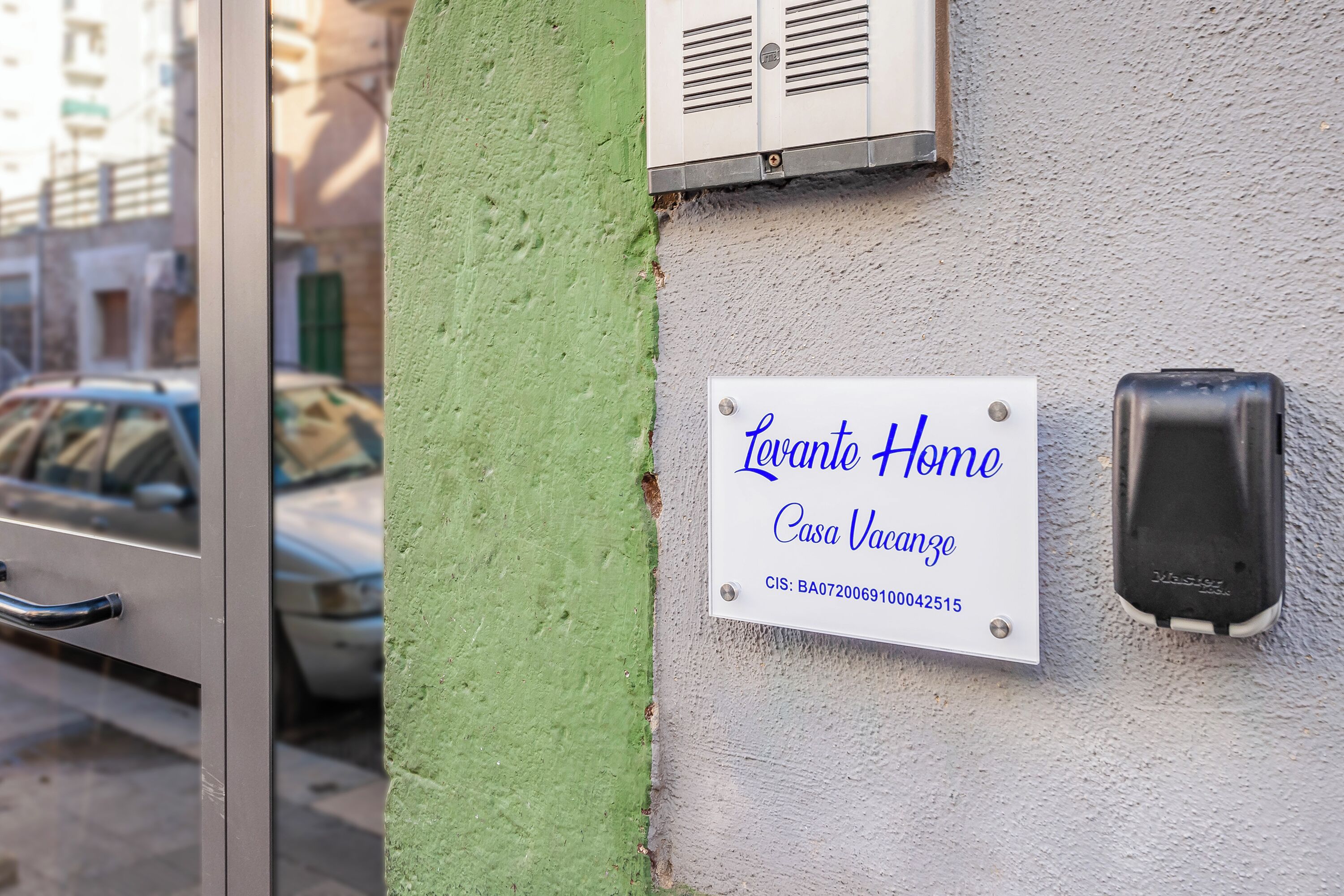 Une enseigne indiquant « Lavande Home Casa Vacanza » avec un numéro C.I.S.