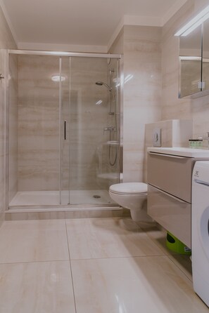 Deluxe Apartment | Bathroom