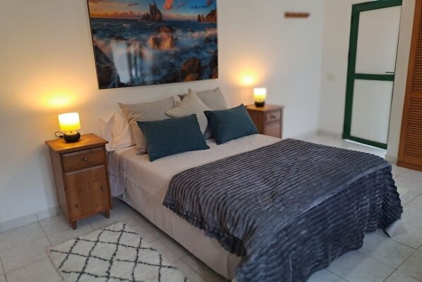 1 bedroom, bed sheets