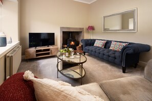 Una televisión, una chimenea