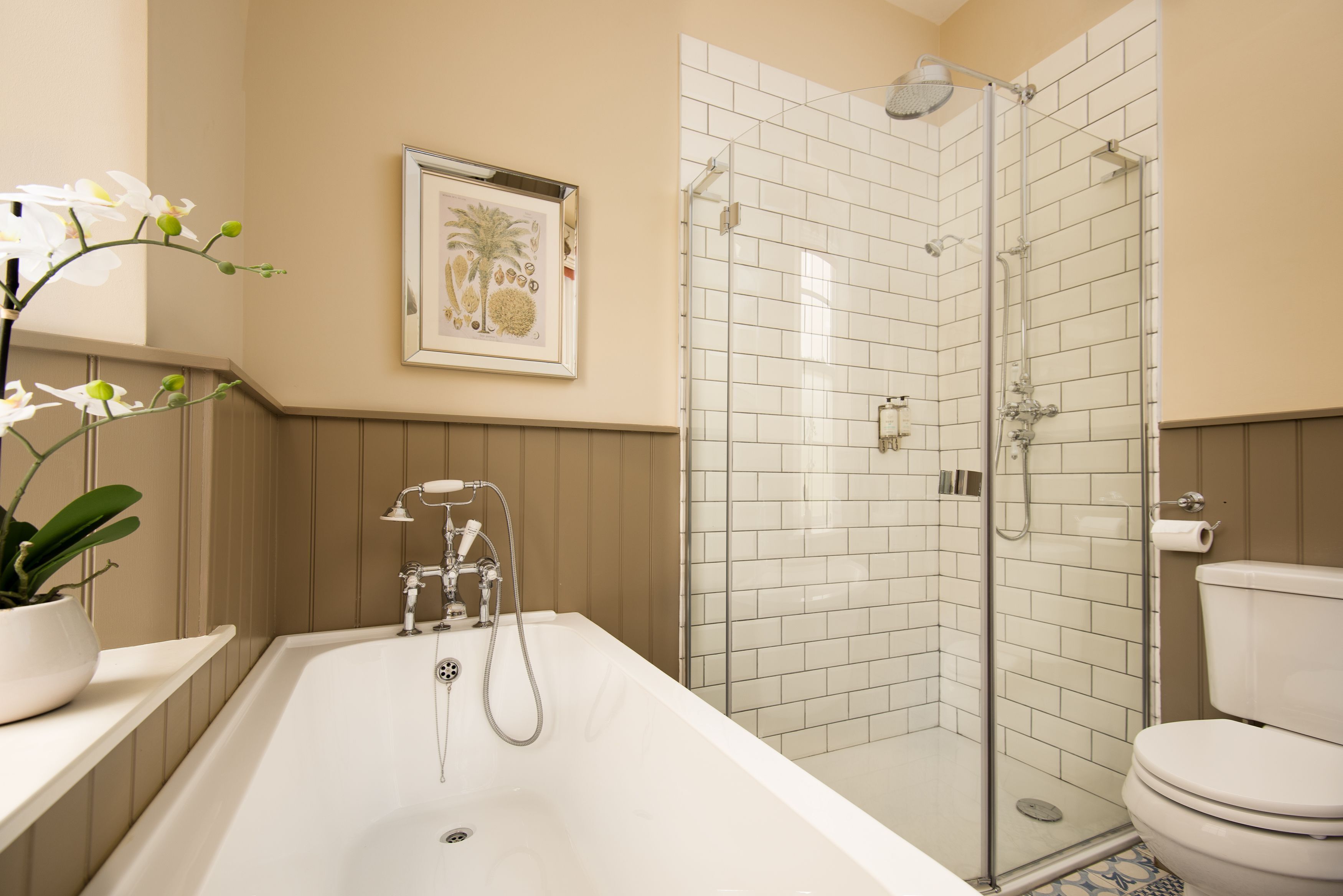 Douche, séchoir à cheveux, serviettes fournies, papier de toilette